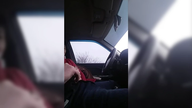 Замужняя зрелая тёлка в красном соснула у любовника вялого в тачке