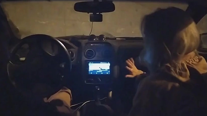 Блондинка спалилась на измене: пришлось сосать хер друга, чтобы муж не узнал