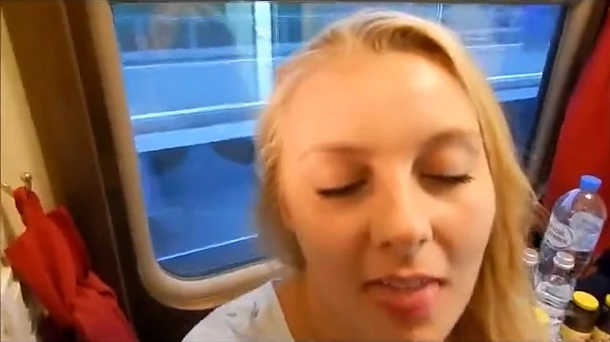 Чтоб в дороге не скучать, нужно писю пососать: блондинка делает минет соседу по купе