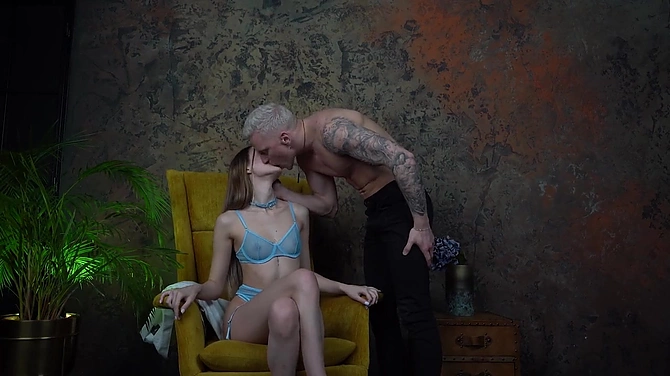 Mencia Francis стоит раком, а в пизде шурует хуй: привычная ситуация для порномодели