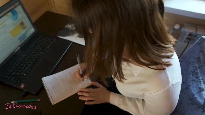 Удаленно я тружусь и супругу отдаюсь: жена решилась на перепих в рабочее время