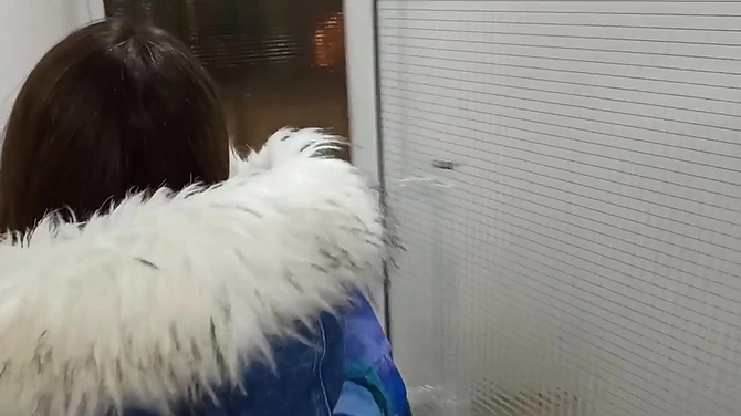 Минет на лестничной площадке: девушка не утерпела и соснула с риском спалиться