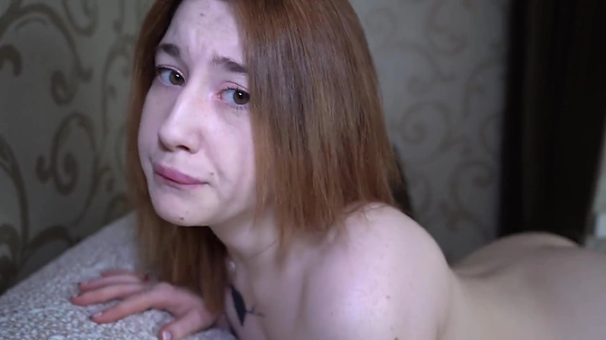 Узкое очко девушки кое-как впустило толстенький член юного ебаря