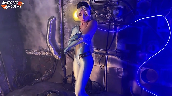 Вооружена и сексуально опасна: девка сосет в костюме воительницы