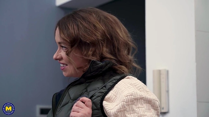 Импозатный мужчина жестко поимел пухлую милфу во все дыры.