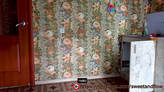 Жена прыгает на сантехнике пока муж-куколд дрочит за дверью.