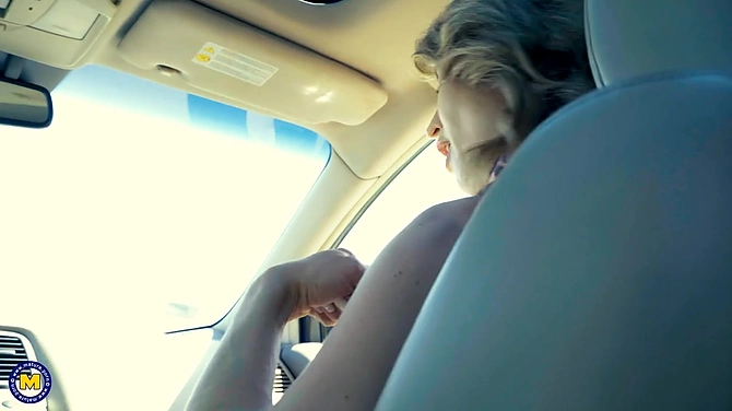 Молодой парень подобрал на дороге украинскую милфу Julia North и трахнул