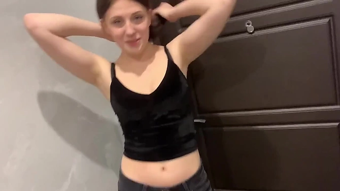 Пьяная в сраку сестра пришла к брату заночевать, и тот решил ее трахнуть