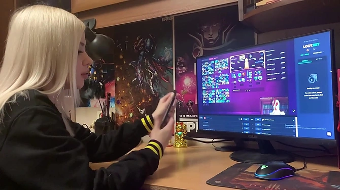 Чтобы у девушки-геймера не возникло геморроя, бойфренд регулярно трахает ее сраку