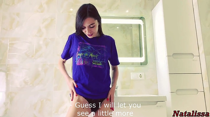 Брюнетка вломилась ко мне в ванную и сама сняла трусики