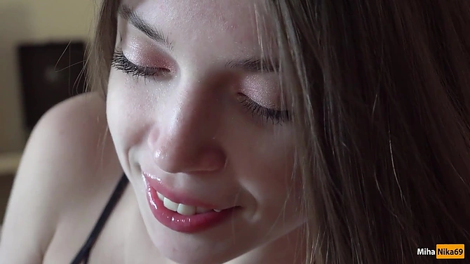 Девочка сочно сосет и получает полный ротик спермы после нежного секса.