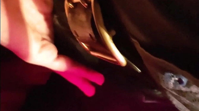 Русская заводная телка чпокнулась с парнем в толчке ночного клуба