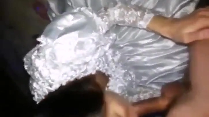 Жена друга отлично сосет: телка в нарядном белом платье наставляет мужу рога