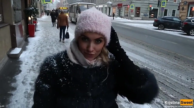 Блондинка раздобрела от вина и сама предложила минет прямо в туалете