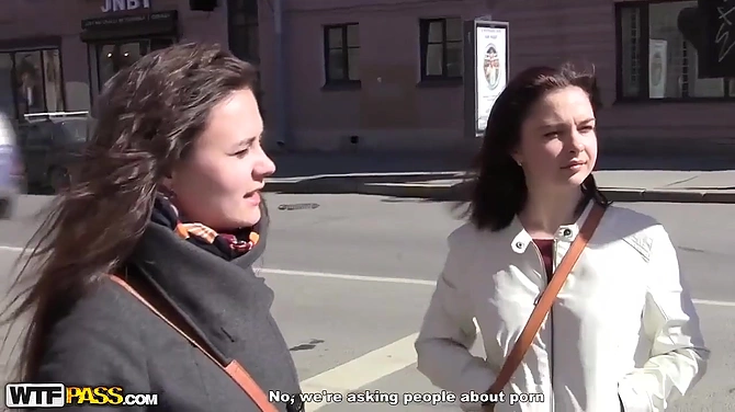 Двое пикаперов  оттарабанили высокую рыжую студенточку.