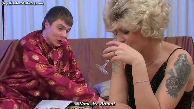 Молодой альфонс сдается под напором богатой милфы и становится ее игрушкой