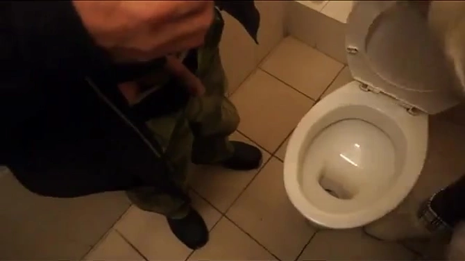 Жена наставляет мужу рога прямо в параше, а тот послушно все снимает