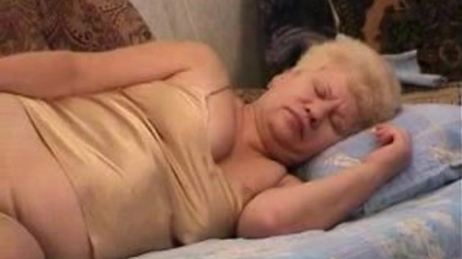 Сын вломился в комнату и выебал сонную мать в чулочках