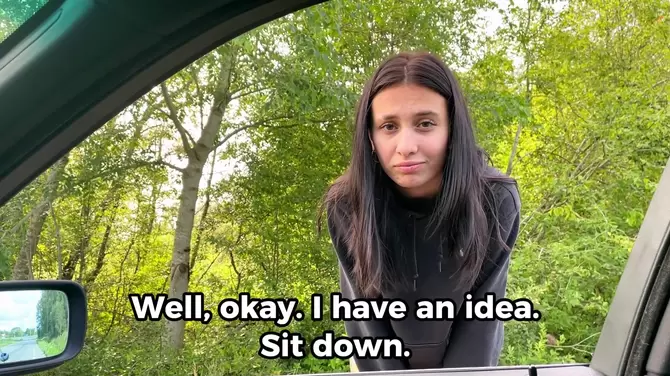 Шла девка по шоссе и потом сосала, но не сушку: красотка сходу соглашается на минет