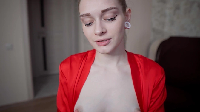 Соседка совратила сексуальным халатиком и заставила трахнуть её