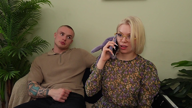 Парень звонит, а я в это время трахаюсь с хуястым коллегой — он чуть всё не услышал